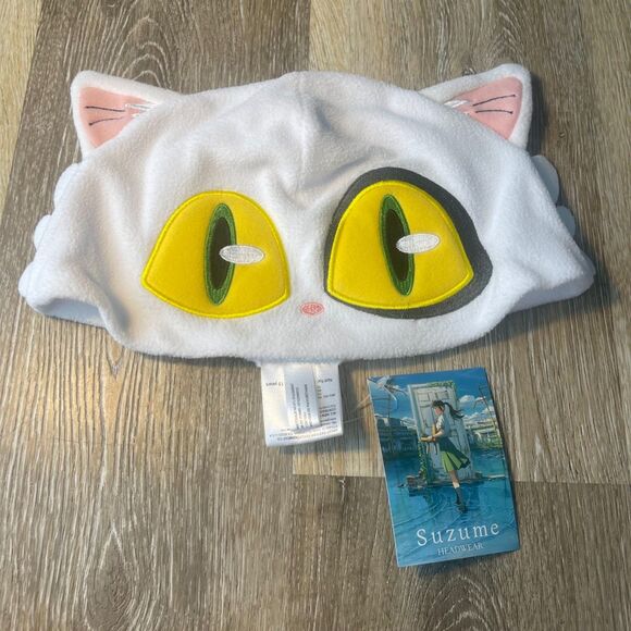 SUZUME HEADWEAR DAJIN SADAJIN FLEECE CAP WHITE ANIME MOVIE 2024 CRUNCHYROLL - Picture 1 of 3